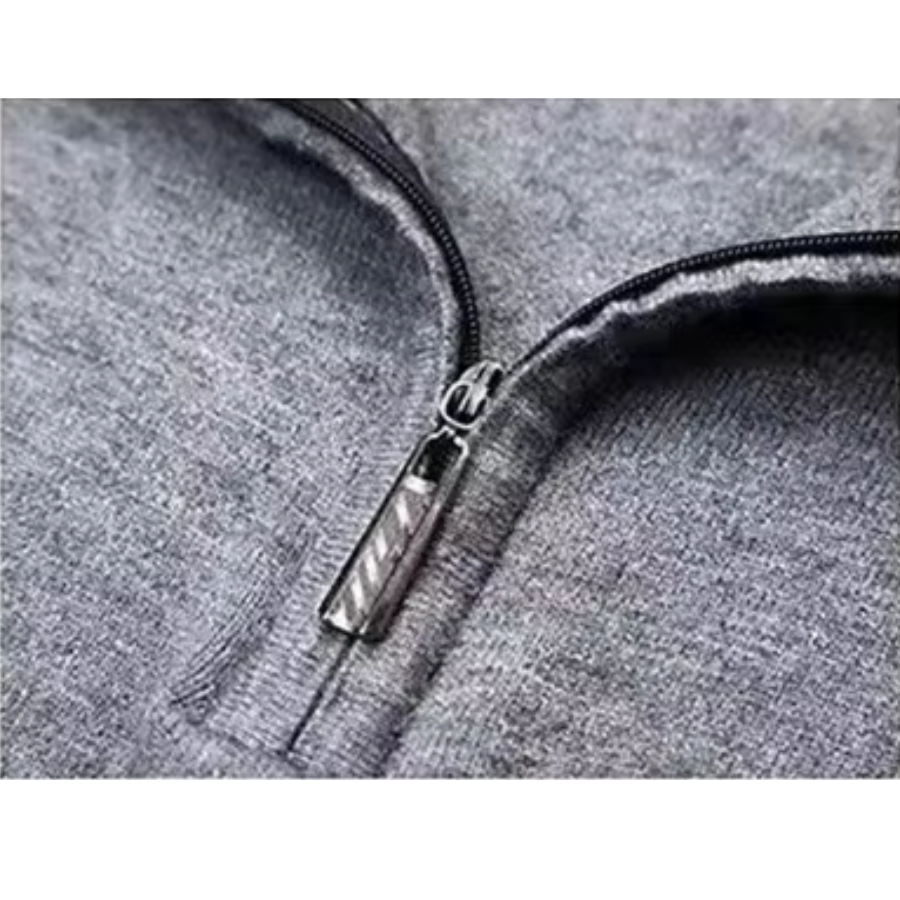 Luvik | Vetoketjuhuppari Miehille, Klassinen Leikkaus, Logo Yksityiskohta