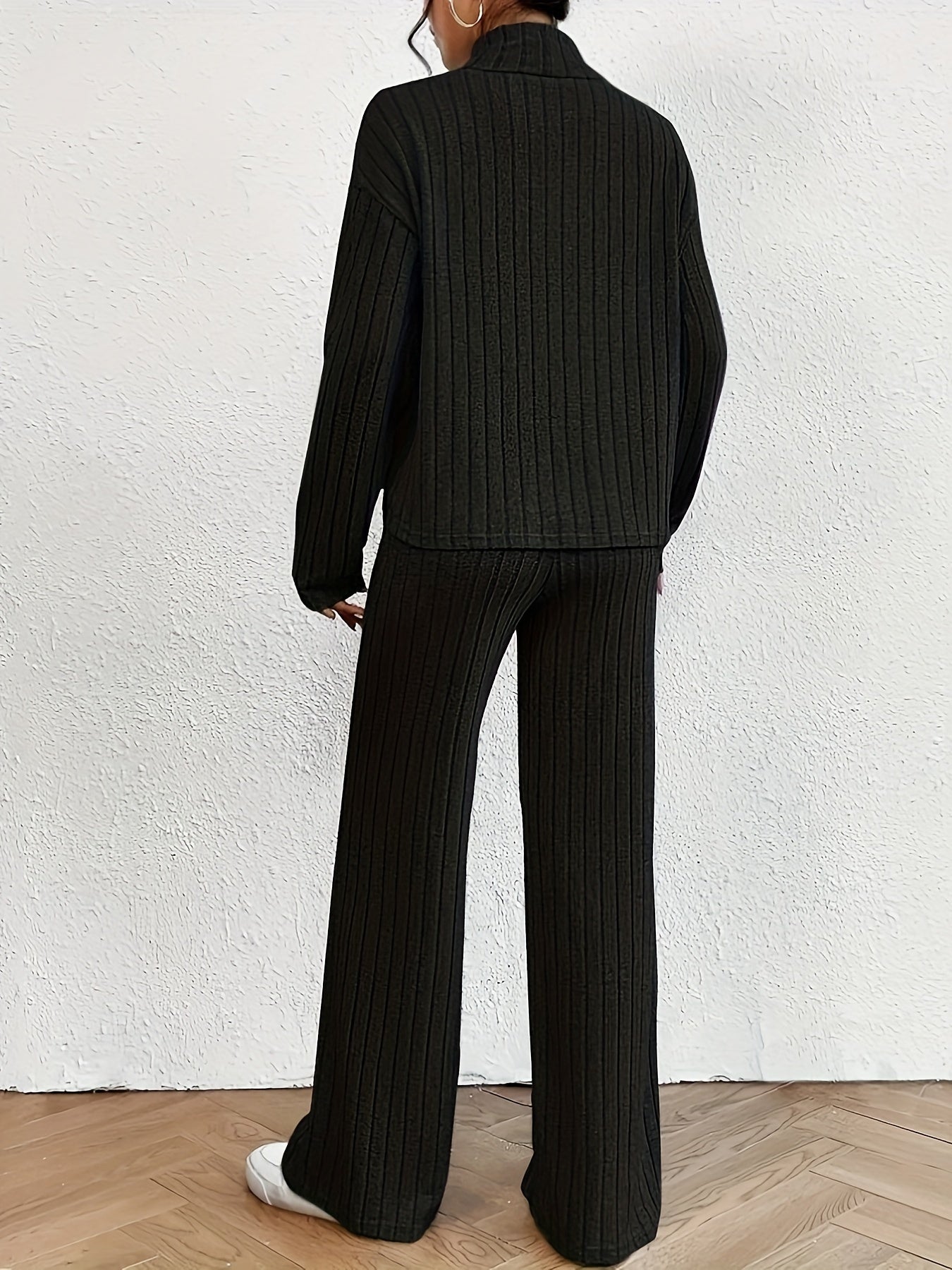 Luvik | Naisille koostuva asu, joka sisältää turtle neck -topin ja leveät housut