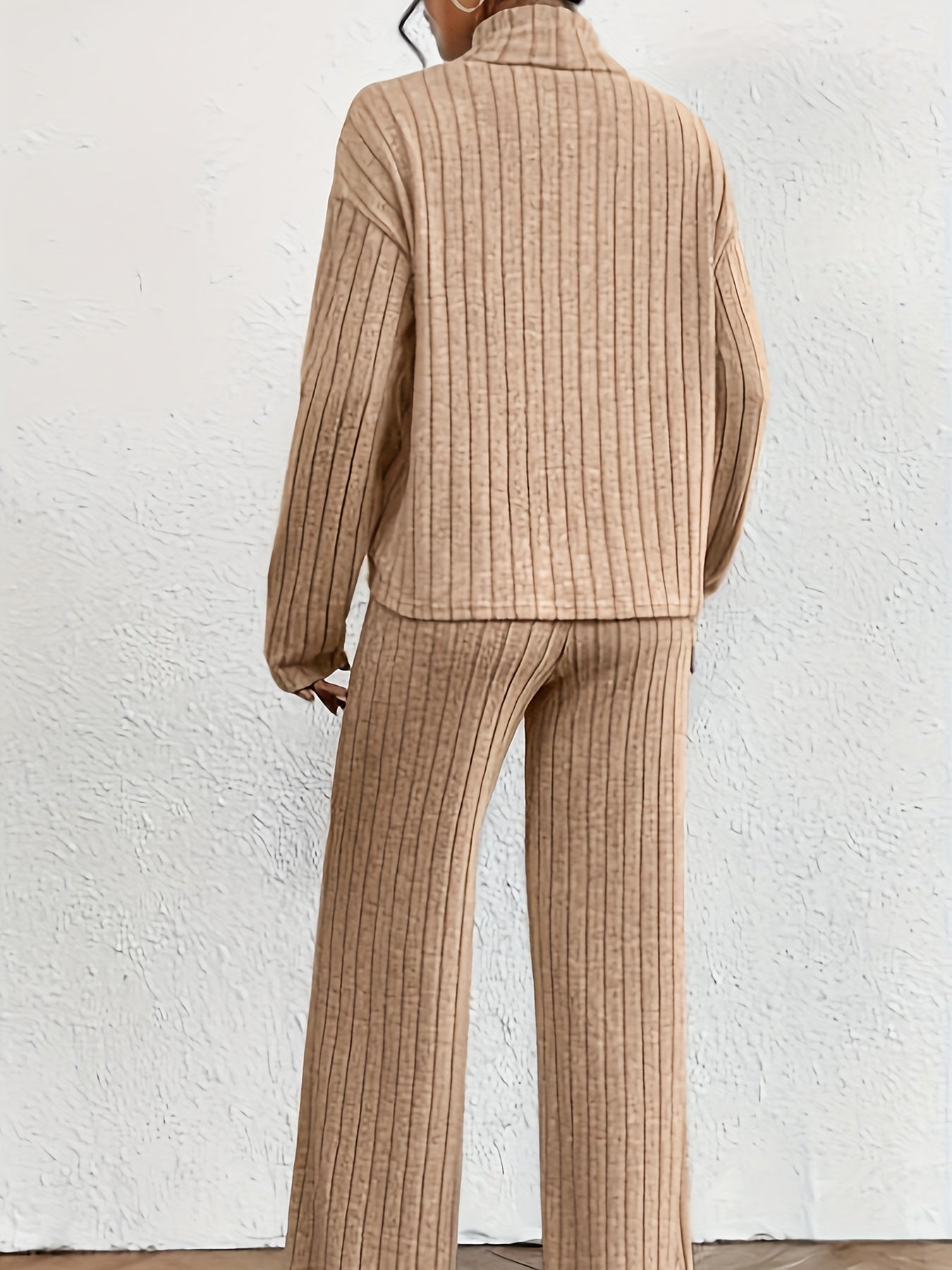 Luvik | Naisille koostuva asu, joka sisältää turtle neck -topin ja leveät housut
