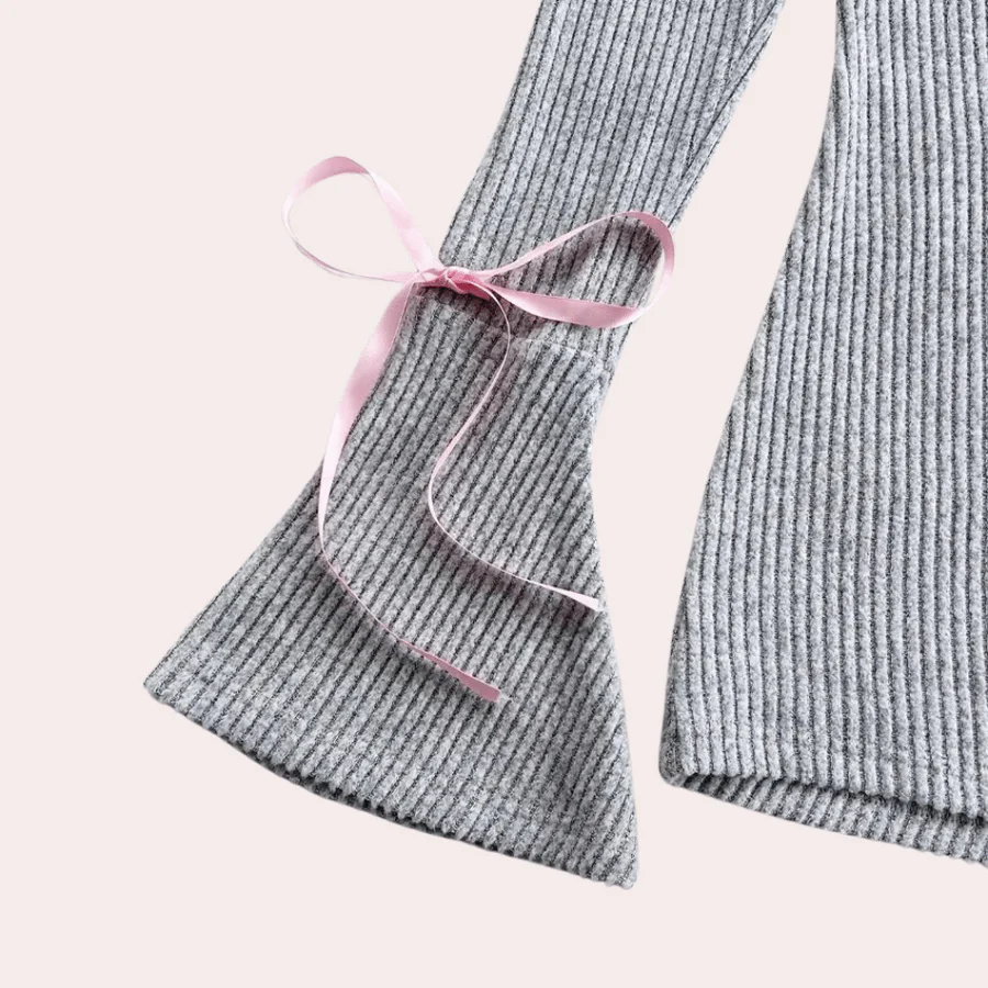 Luvik | Muotoonmuotoiltu naisten neulepaita elegantilla kellohihalla