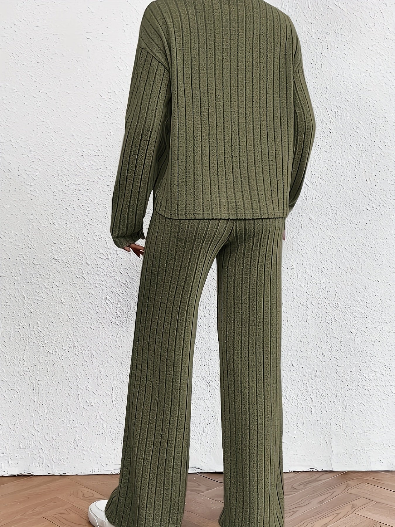 Luvik | Naisille koostuva asu, joka sisältää turtle neck -topin ja leveät housut