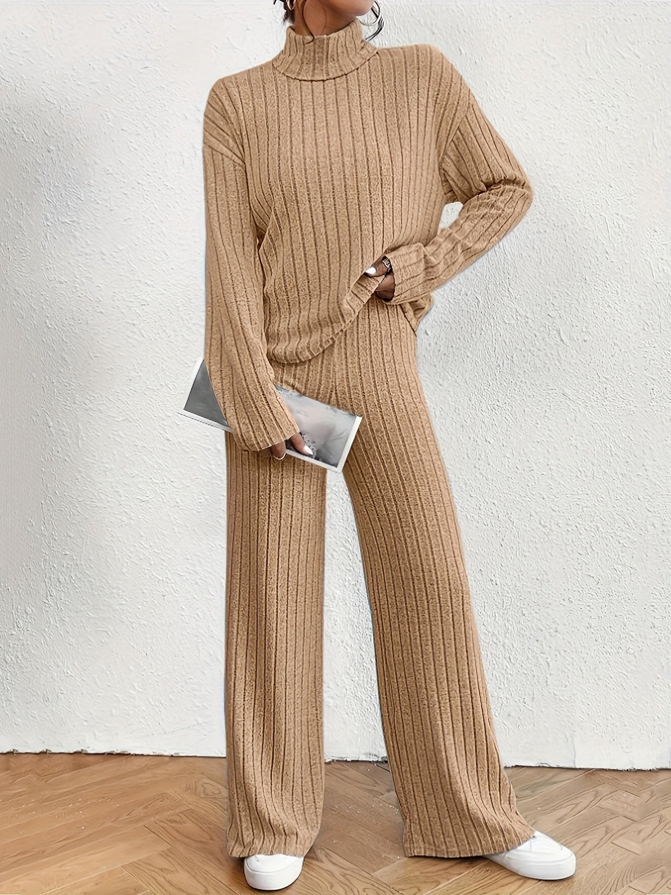 Luvik | Naisille koostuva asu, joka sisältää turtle neck -topin ja leveät housut