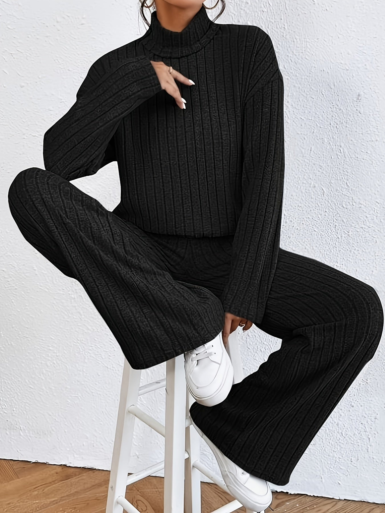 Luvik | Naisille koostuva asu, joka sisältää turtle neck -topin ja leveät housut