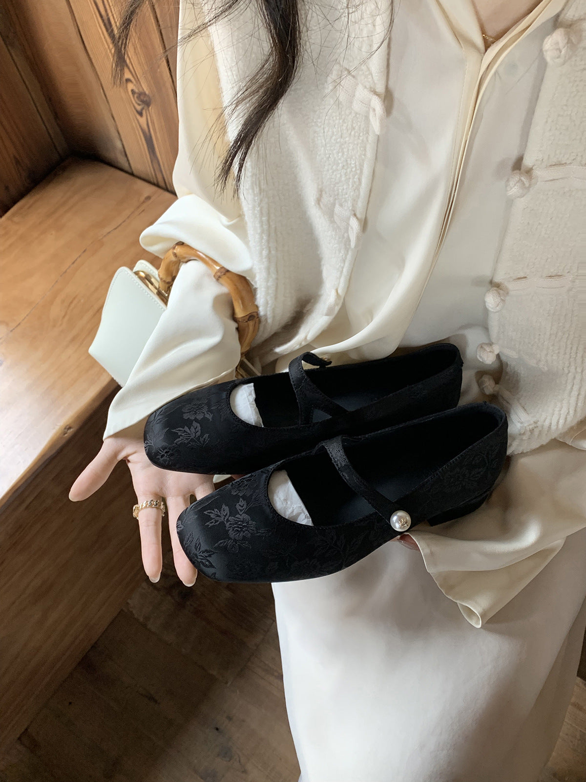 Naisten kukkakuvioinen Mary Jane tasapohjakengät, joissa on elegantti helmikoriste Luvik