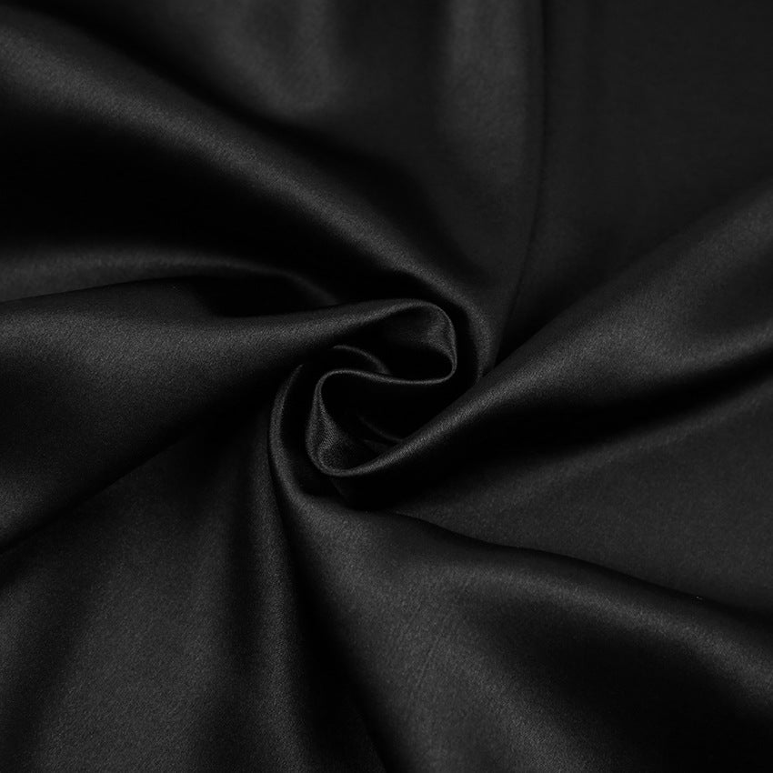 Naisten satiininen aamutakki elegantilla sulka-yksityiskohdalla Luvik
