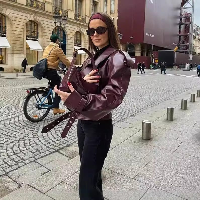 Naisten muotiteko-nahkajatketilla, joissa on ylisuuressa leikkauksessa ja hihnakoristeita Luvik