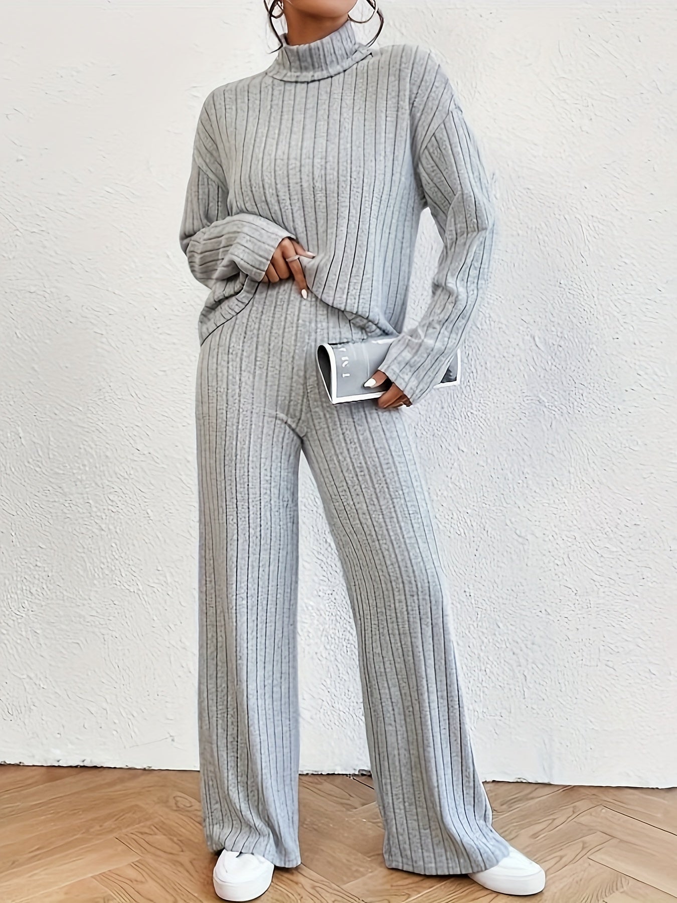 Luvik | Naisille koostuva asu, joka sisältää turtle neck -topin ja leveät housut