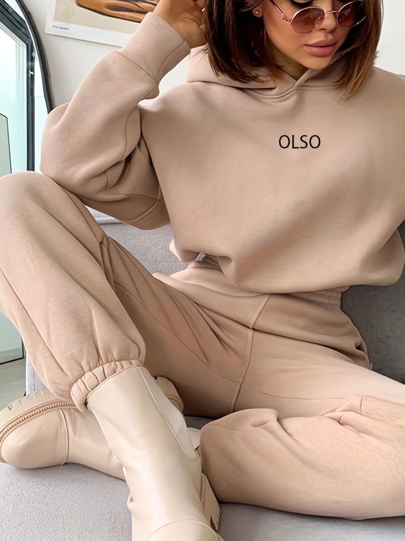 Luvik | Oslo naisten kahden kappaleen setti, joka koostuu hupparista ja collegehousuista