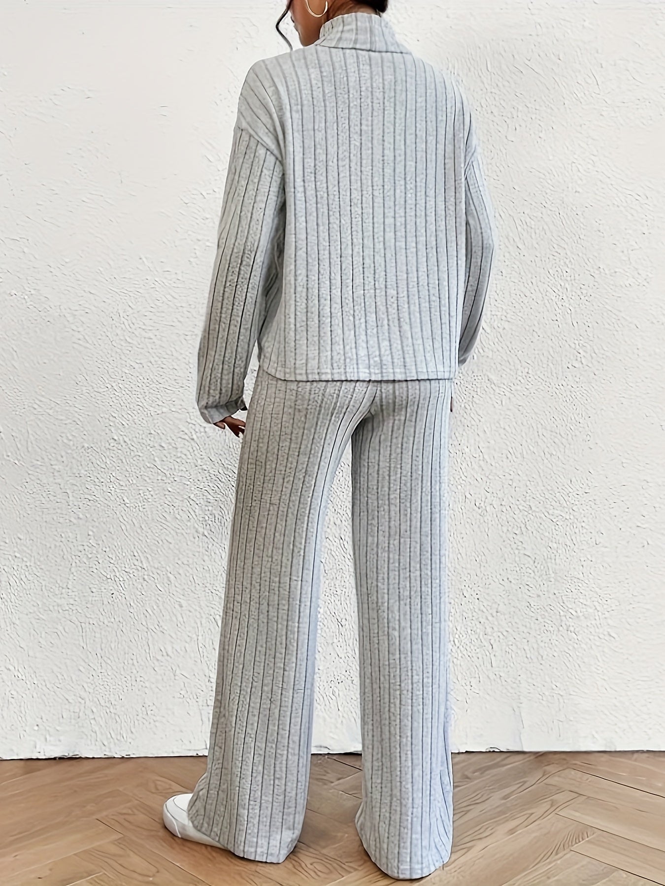 Luvik | Naisille koostuva asu, joka sisältää turtle neck -topin ja leveät housut