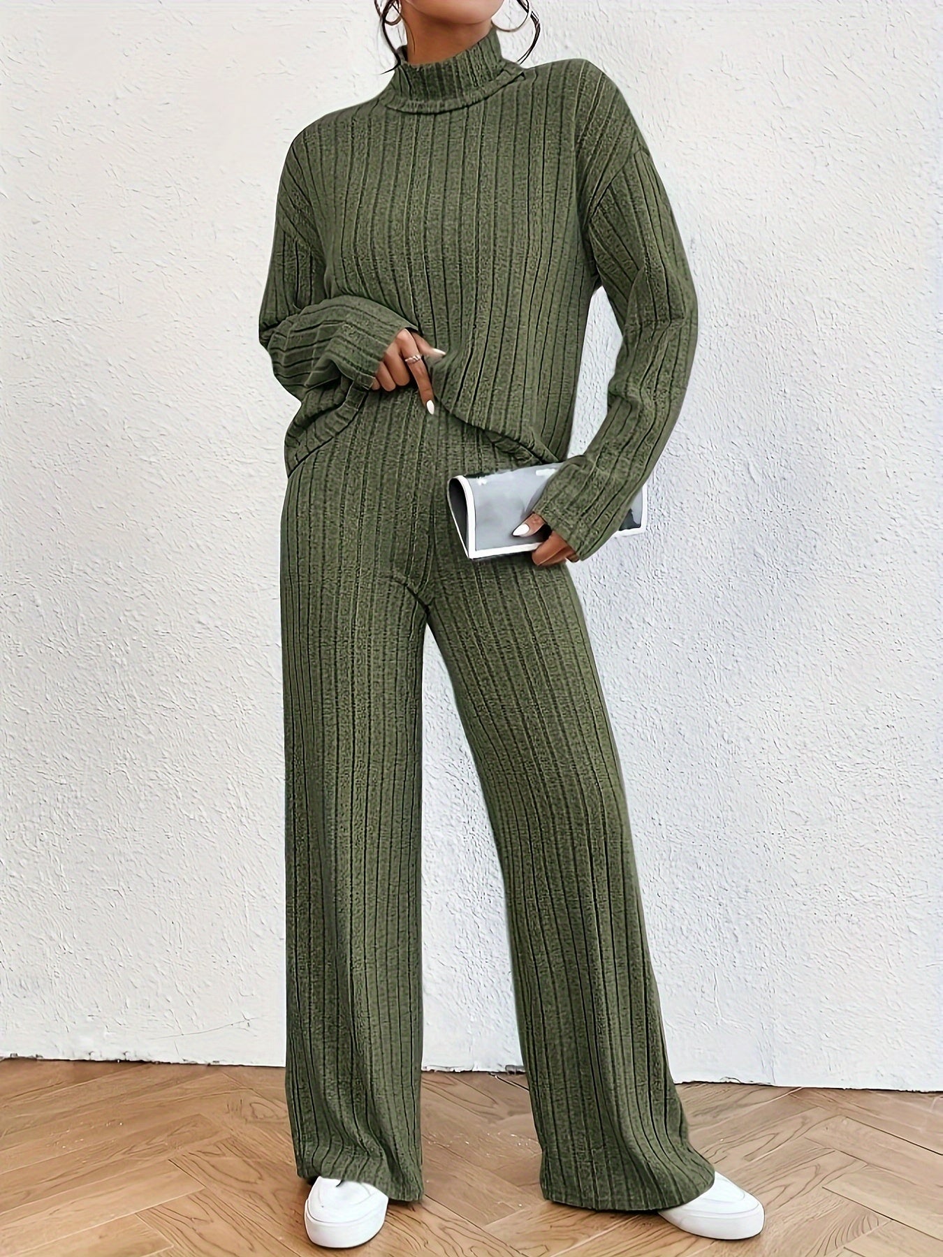 Luvik | Naisille koostuva asu, joka sisältää turtle neck -topin ja leveät housut