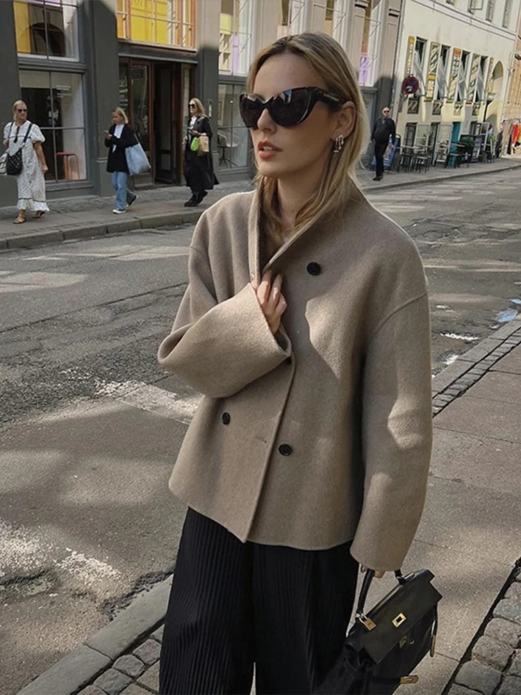Luvik | Asymmetrical Trench coat for Women with Wide Lapel and Double Closure
