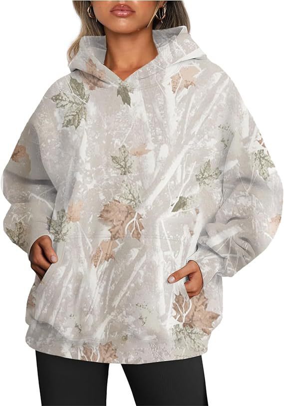Luvik | Ylikokoinen urheilu-huppari, jossa on camouflage-vaahteralehtiprintti