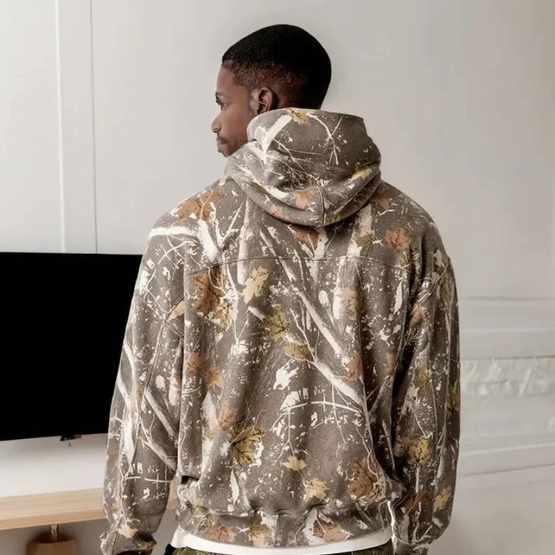 Luvik | Rebellion Muotitieto Hoodie Camouflage-vaahteranlehtiprintillä ja kengurutaskulla