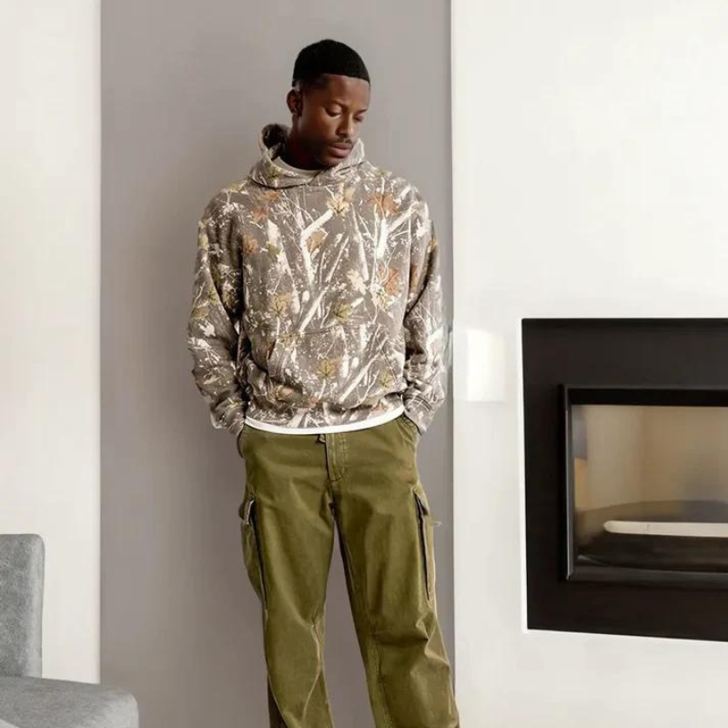 Luvik | Rebellion Muotitieto Hoodie Camouflage-vaahteranlehtiprintillä ja kengurutaskulla