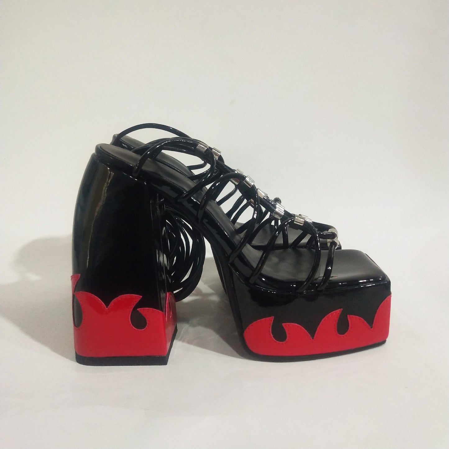 Femme Chunky Heel Platform Sandalit ainutlaatuisella liekkimuotoilulla Luvik