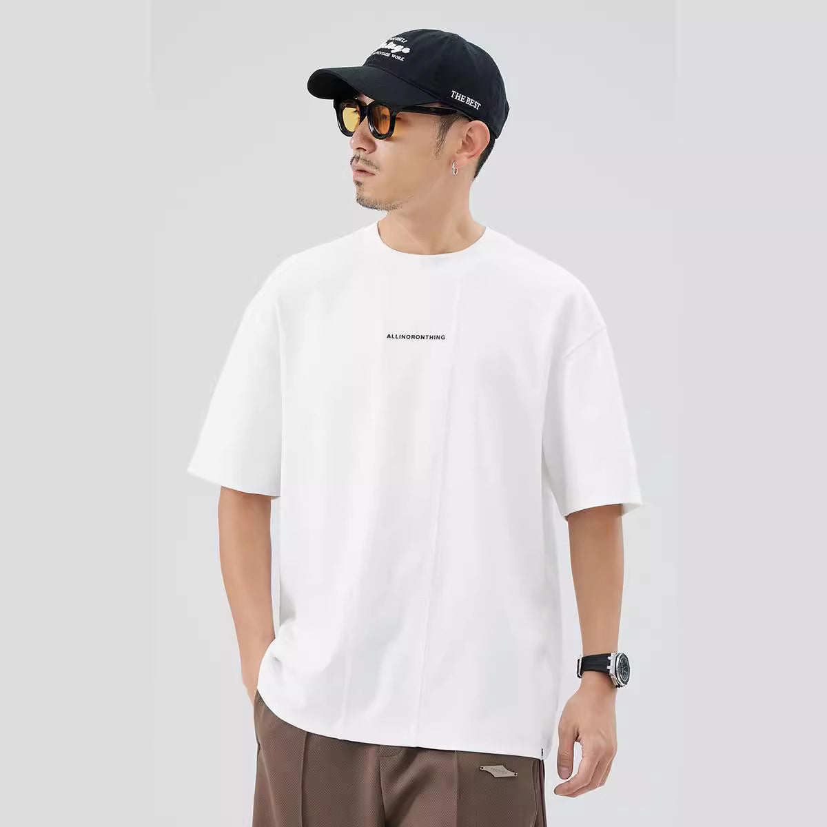 Miesten oversized T-paita modernilla rakenteellisella suunnittelulla ja merkittävällä tekstillä Luvik