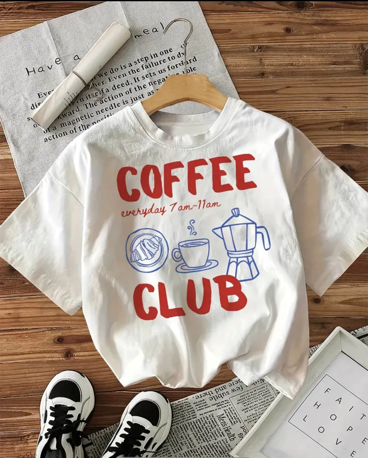 Naisten T-paita luovalla Coffee Club -suunnittelulla Luvik