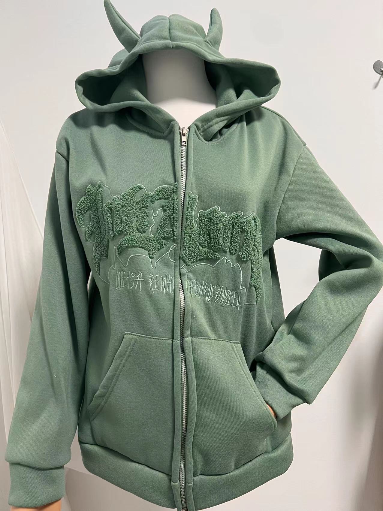 Femme Grafik Zip-Up Hoodie with unique statement Luvik