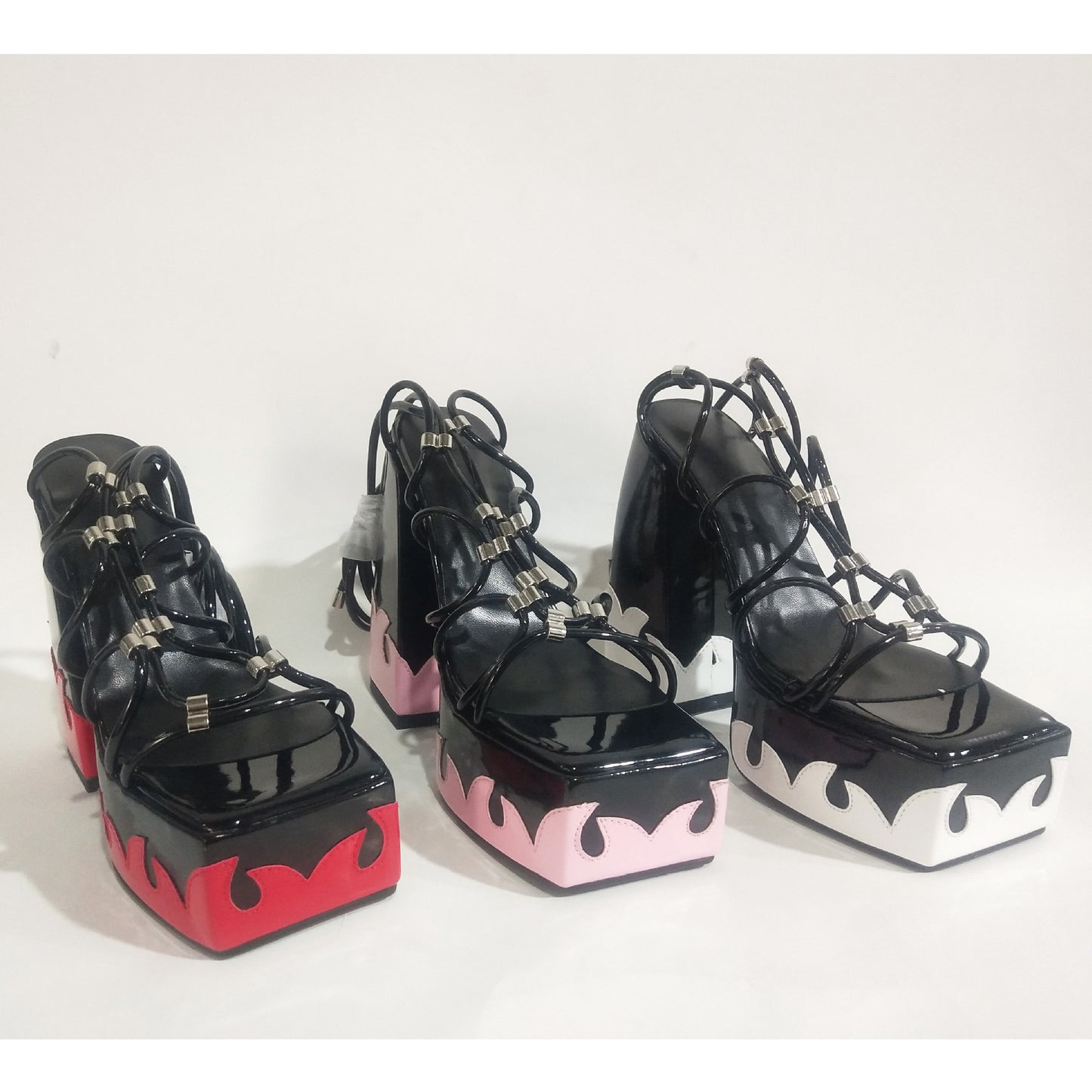 Femme Chunky Heel Platform Sandalit ainutlaatuisella liekkimuotoilulla Luvik