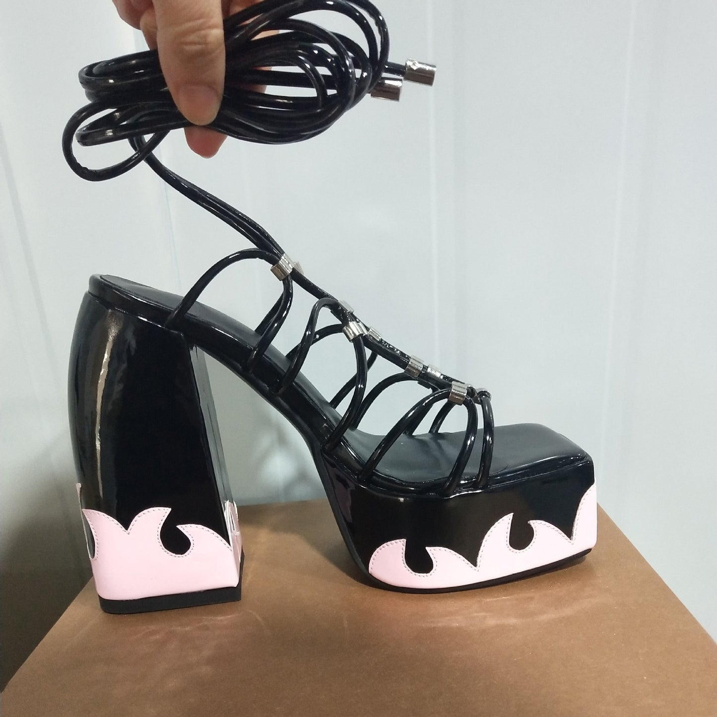 Femme Chunky Heel Platform Sandalit ainutlaatuisella liekkimuotoilulla Luvik