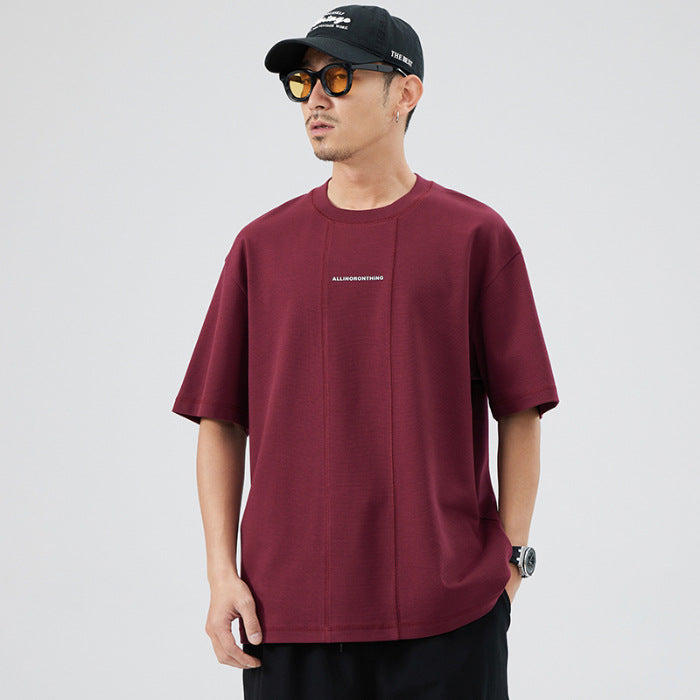 Miesten oversized T-paita modernilla rakenteellisella suunnittelulla ja merkittävällä tekstillä Luvik