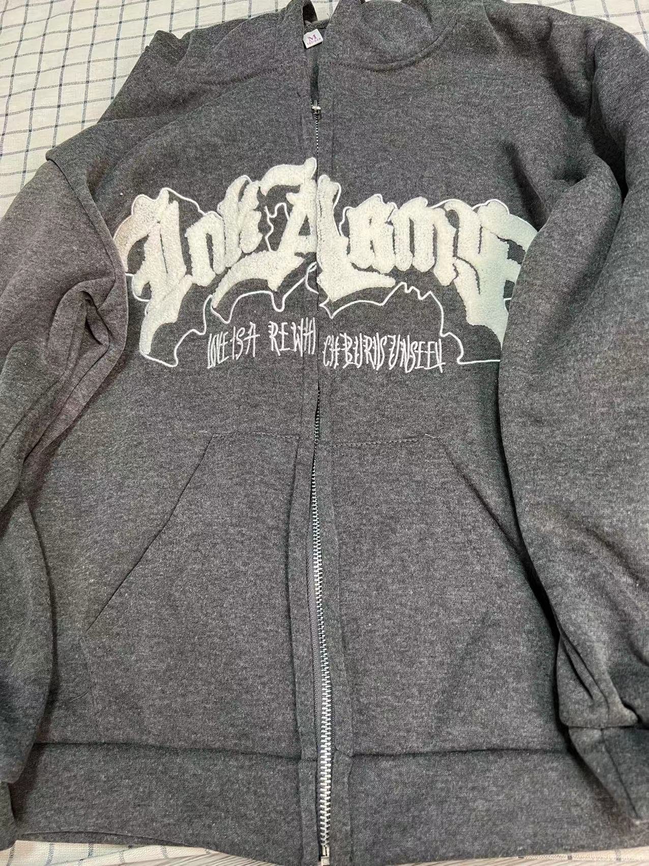 Femme Grafik Zip-Up Hoodie with unique statement Luvik