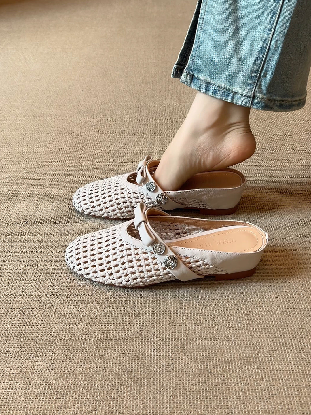 Femme Mesh Slip-On Mules koristeellisella kaari- ja nappidetaille Luvik