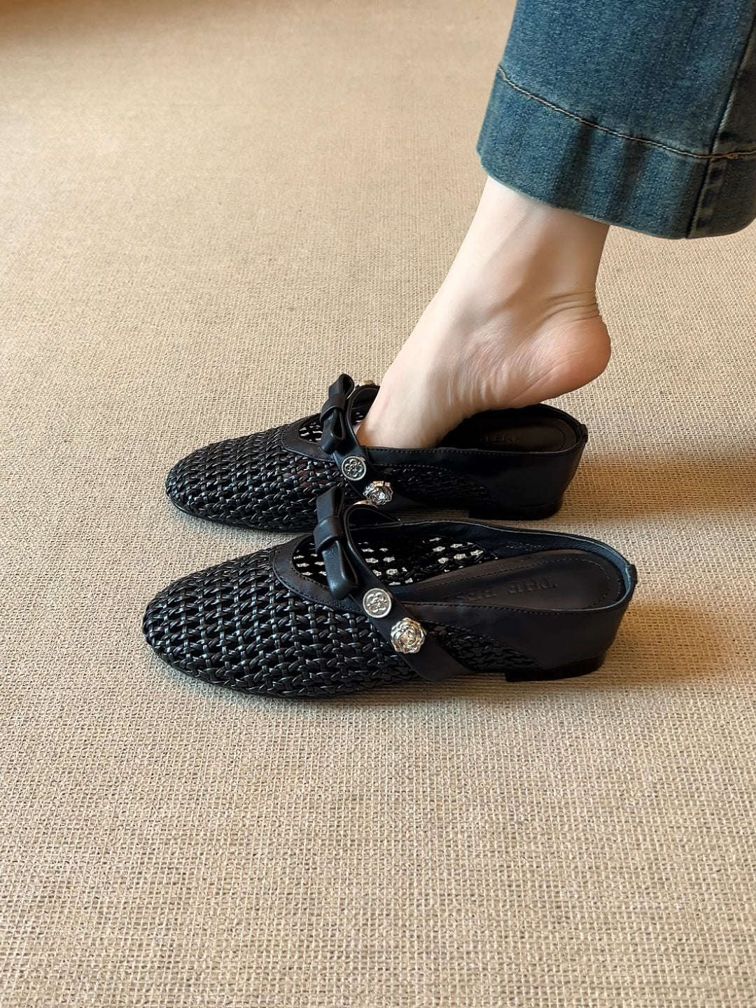 Femme Mesh Slip-On Mules koristeellisella kaari- ja nappidetaille Luvik