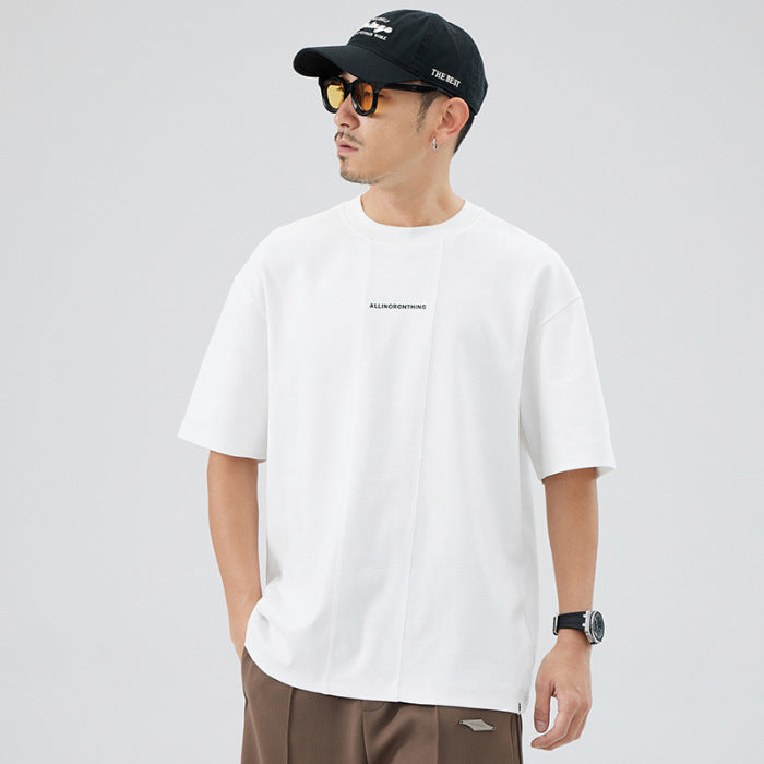 Miesten oversized T-paita modernilla rakenteellisella suunnittelulla ja merkittävällä tekstillä Luvik
