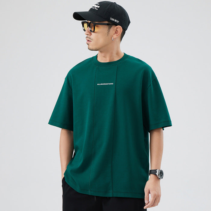 Miesten oversized T-paita modernilla rakenteellisella suunnittelulla ja merkittävällä tekstillä Luvik