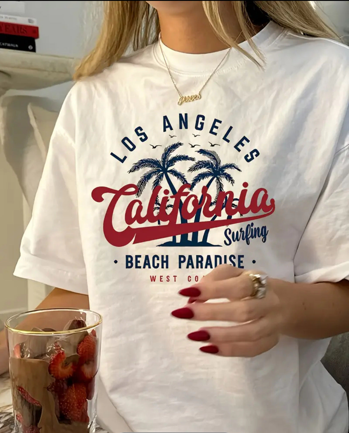 Naisten T-paita rentolla California Surf -designillä ja hienolla Luvik-tekstillä
