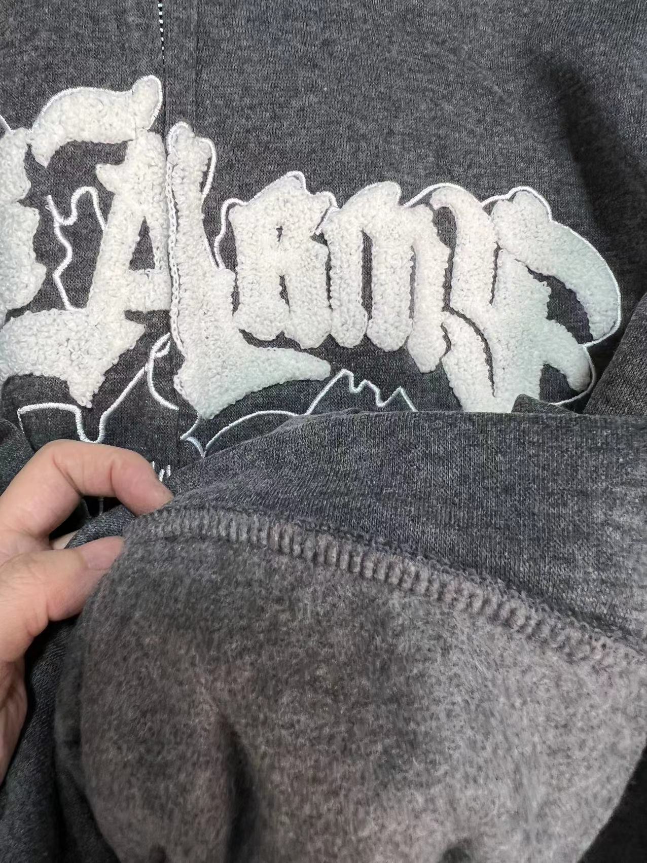 Femme Grafik Zip-Up Hoodie with unique statement Luvik